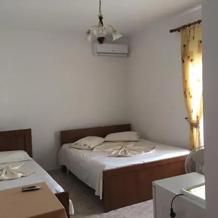 Hoxha 2 Guest house